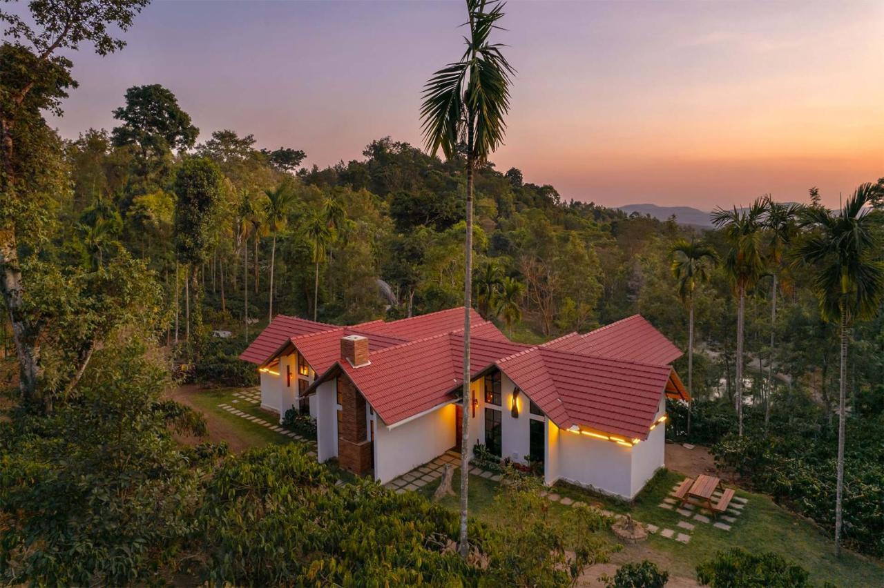 Stayvista At Cicada Chikmagalur 2Bhk Breakfast Included With Amazing View ภายนอก รูปภาพ